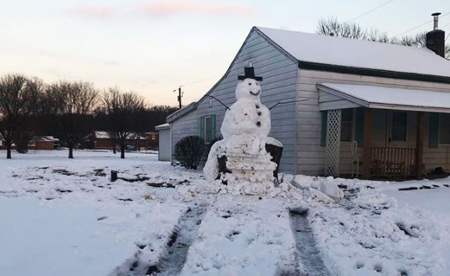Гигантский снеговик против автомобиля, Jeep crashed into a snowman Kentucky